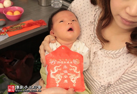 剃胎毛、滿月剃頭、嬰兒剃頭、嬰兒理髮、嬰兒剃髮、嬰兒剃胎毛、嬰兒滿月剃頭、寶寶剃頭、剃胎毛儀式、剃胎毛吉祥話、滿月剃頭儀式、滿月剃頭吉祥話、寶寶剃胎毛、寶寶滿月剃頭理髮、 新北永和區剃胎毛、新北永和區滿月剃頭、 新北永和區嬰兒剃頭剃胎毛、新北永和區嬰兒理髮、新北永和區嬰兒剃髮、林寶寶(新北永和區到府嬰兒寶寶滿月剃頭理髮、免費到府嬰兒剃胎毛儀式吉祥話)。到府剃頭剃胎毛主持、專業拍照、DVD光碟、證書。★購買「臍帶章、肚臍章、胎毛筆刷印章」贈送：剃頭、收涎、抓周，三選一。2016.01.30 照片6